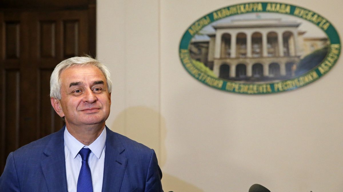 Prezident separatistické Abcházie odstoupil. Zemi povede premiér